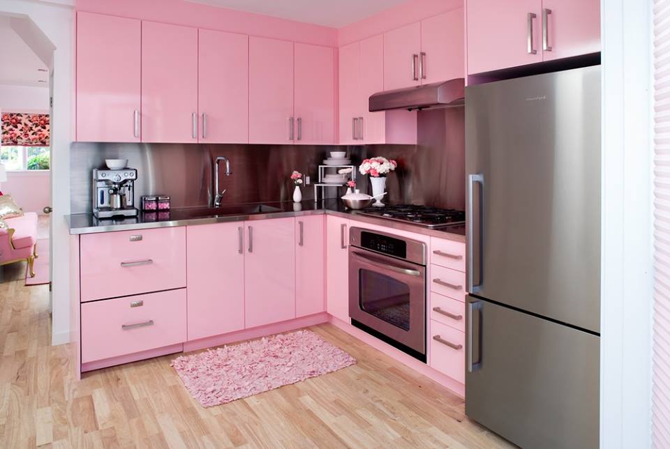 Para quem quer uma cozinha com muito rosa, abuse dos armários na cor (Foto: Reprodução)